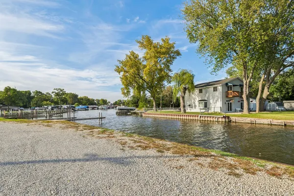 $180,000 | 38528 North Drexel Boulevard, Antioch, IL 60002