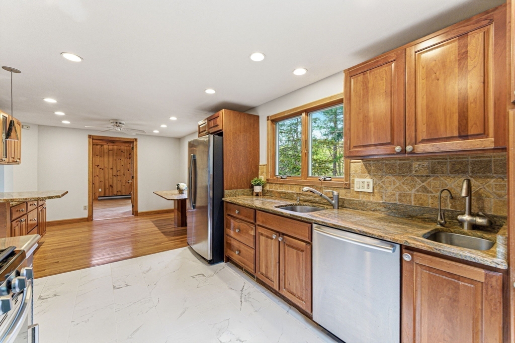 33 Wallace Road Wayland, MA 01778 - Photo 9 of 29