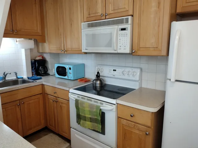 $2,000 | 252 North Water Street, Unit F, Stonington, CT 06378