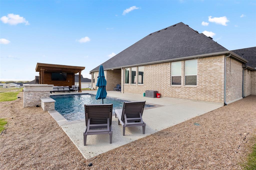 305 Monument Place Azle, TX 76020 - Photo 20 of 29 a large kitchen with a table and chairs in it