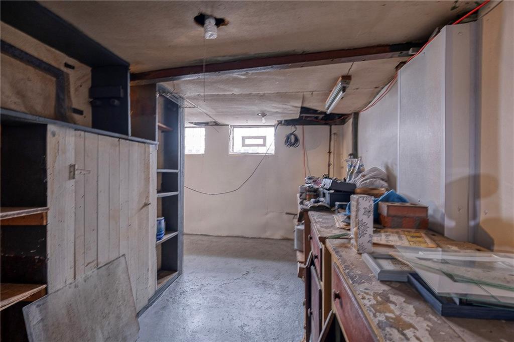 451 Walnut Street Pittsburgh, PA 15238 - Photo 27 of 40 a room with furniture