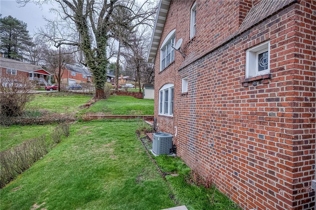 451 Walnut Street Pittsburgh, PA 15238 - Photo 33 of 40 a backyard of a house with plants and large tree