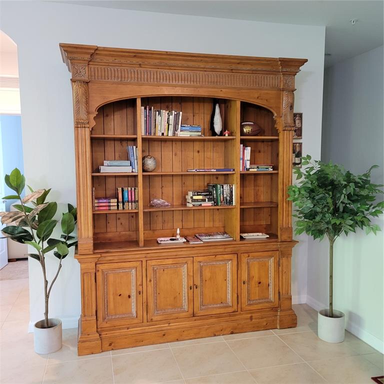 152 Navigation Circle, Unit 107 Osprey, FL 34229 - Photo 17 of 25 a vase of flowers sitting on a table