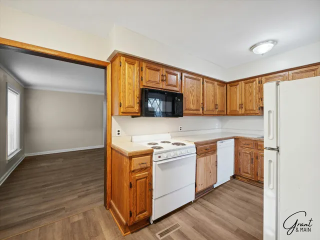 $1,350 | 23007 Brittany Avenue, Eastpointe, MI 48021