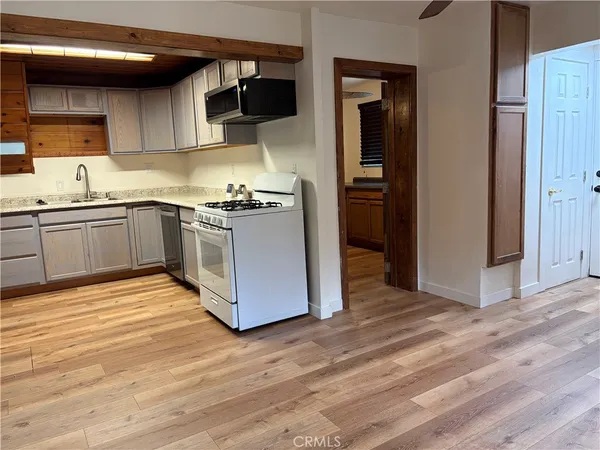 $400,000 | 320 Sky View Lane, Crestline, CA 92325