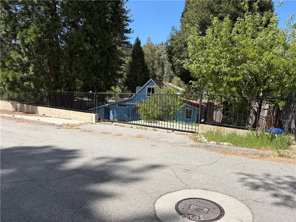 $400,000 | 320 Sky View Lane, Crestline, CA 92325
