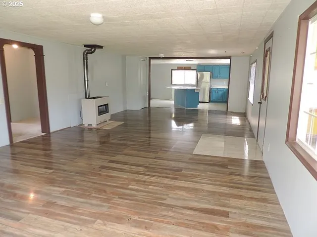 a view of livingroom and hardwood floor