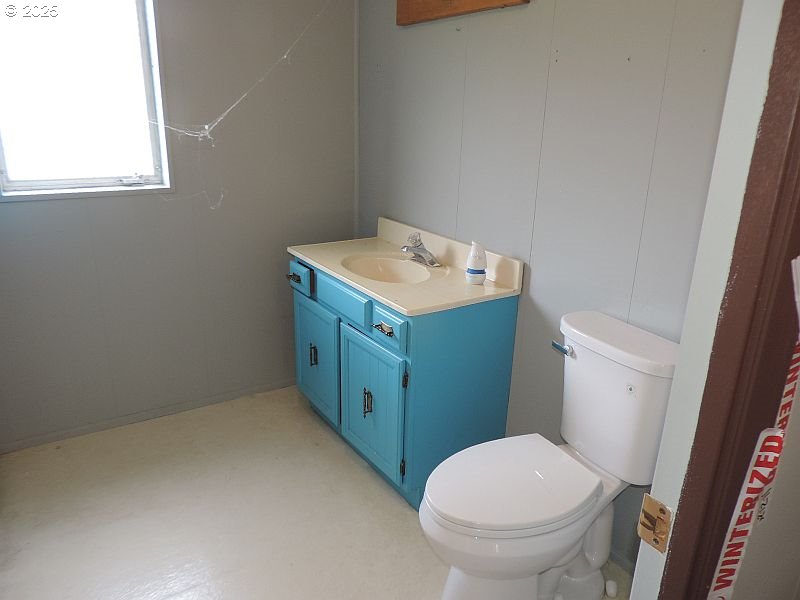 1525 Highway 97 Goldendale, WA 98620 - Photo 30 of 46 a bathroom with a sink and a toilet