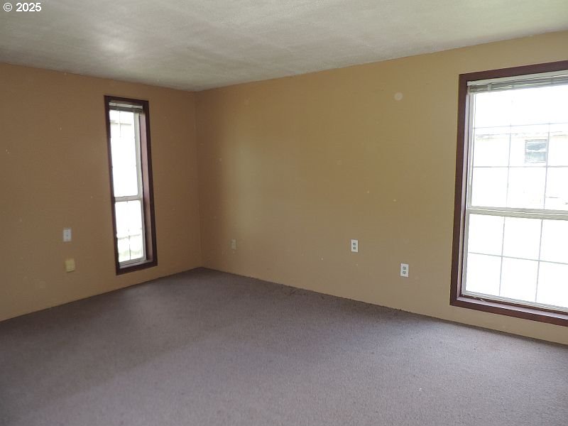 1525 Highway 97 Goldendale, WA 98620 - Photo 33 of 46 an empty room with windows and closet