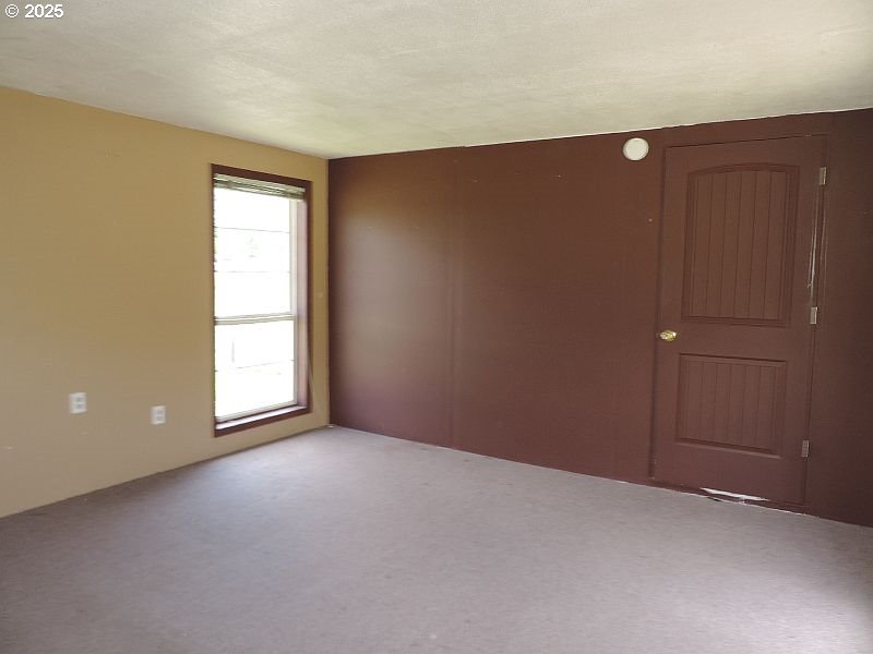 1525 Highway 97 Goldendale, WA 98620 - Photo 34 of 46 an empty room with windows