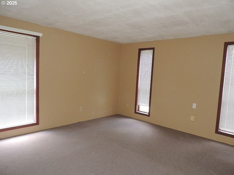 1525 Highway 97 Goldendale, WA 98620 - Photo 35 of 46 an empty room with windows