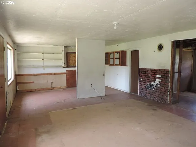a view of livingroom with an empty space