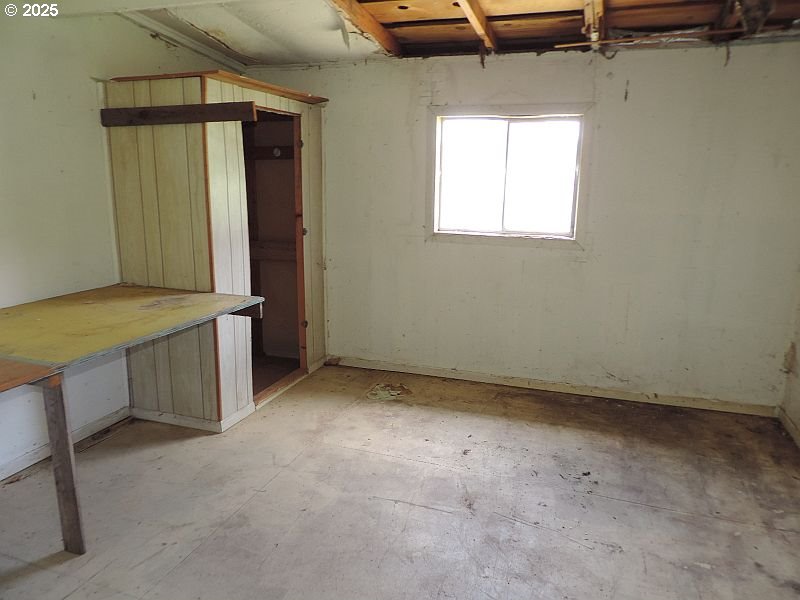 1525 Highway 97 Goldendale, WA 98620 - Photo 40 of 46 a view of a room with window