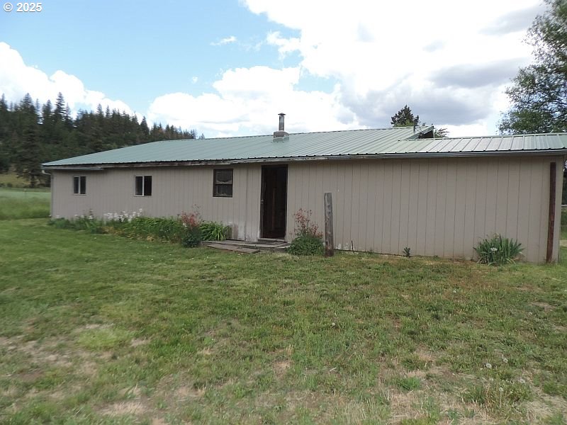 1525 Highway 97 Goldendale, WA 98620 - Photo 4 of 46 a backyard of a house with plants and wooden fence