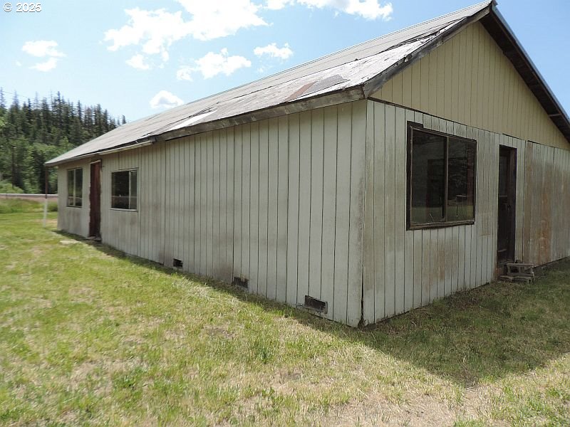 1525 Highway 97 Goldendale, WA 98620 - Photo 43 of 46 a backyard of a house