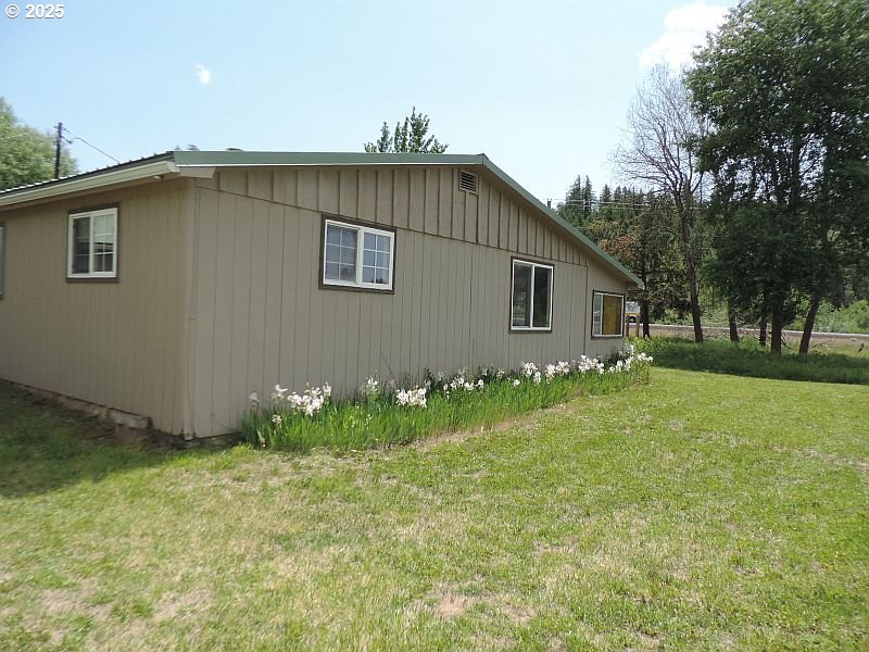 1525 Highway 97 Goldendale, WA 98620 - Photo 8 of 46 a backyard of a house with lots of green space