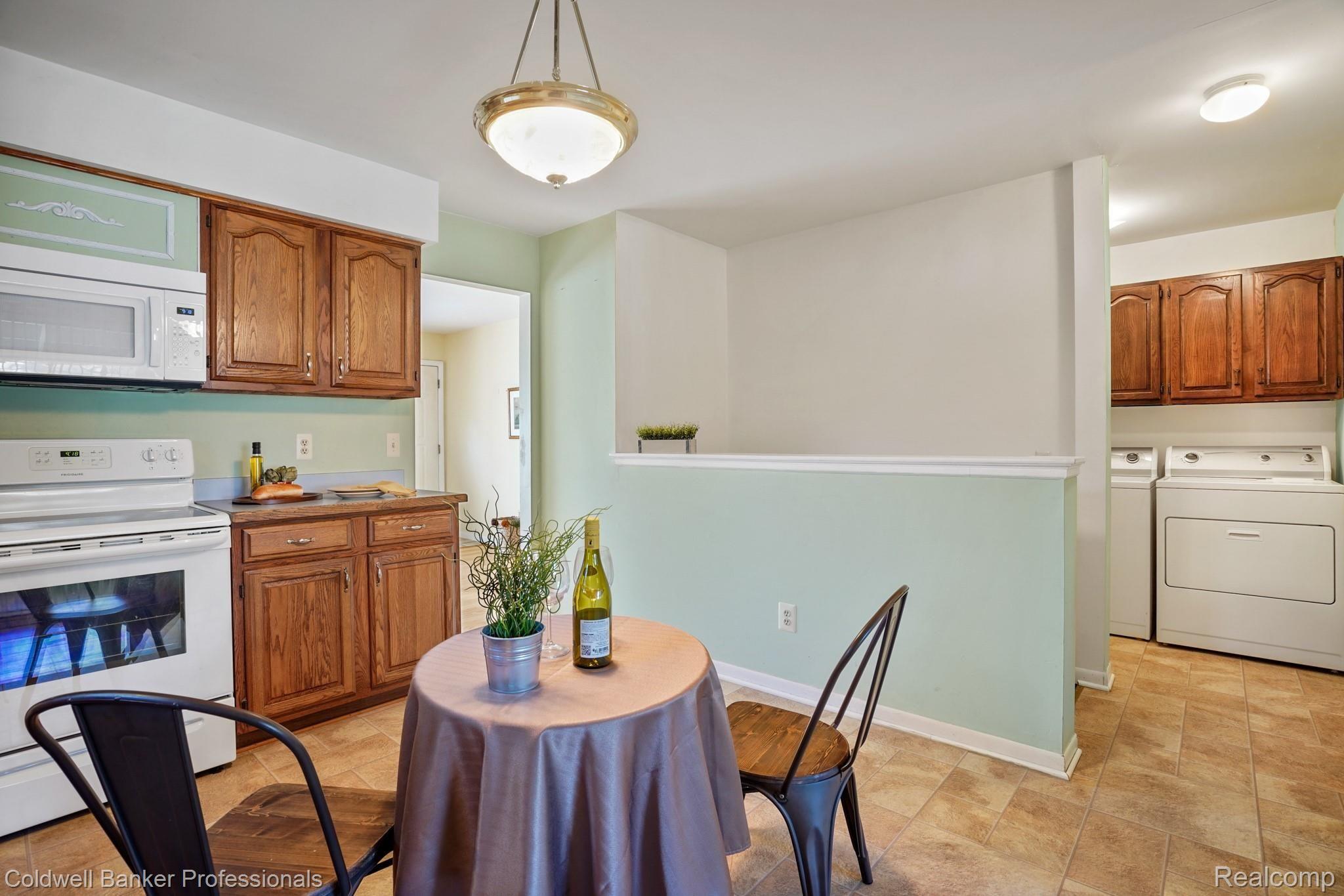 3070 Greenwood Street Rochester, MI 48309 - Photo 9 of 26 3070-Greenwood-Dr-11.JPG