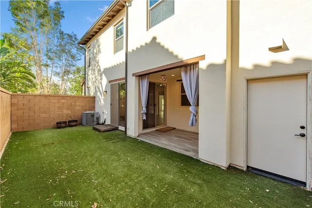 a view of a house with backyard