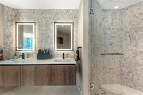 $1,165,000 | 68 Southeast 6th Street, Unit 2612, Miami, FL 33131