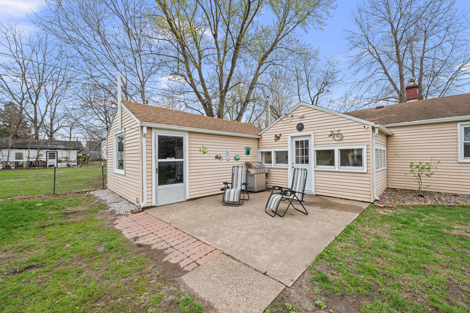 4101 5th Avenue East Moline, IL 61244 - Photo 5 of 36 a view of a house with backyard porch and sitting area