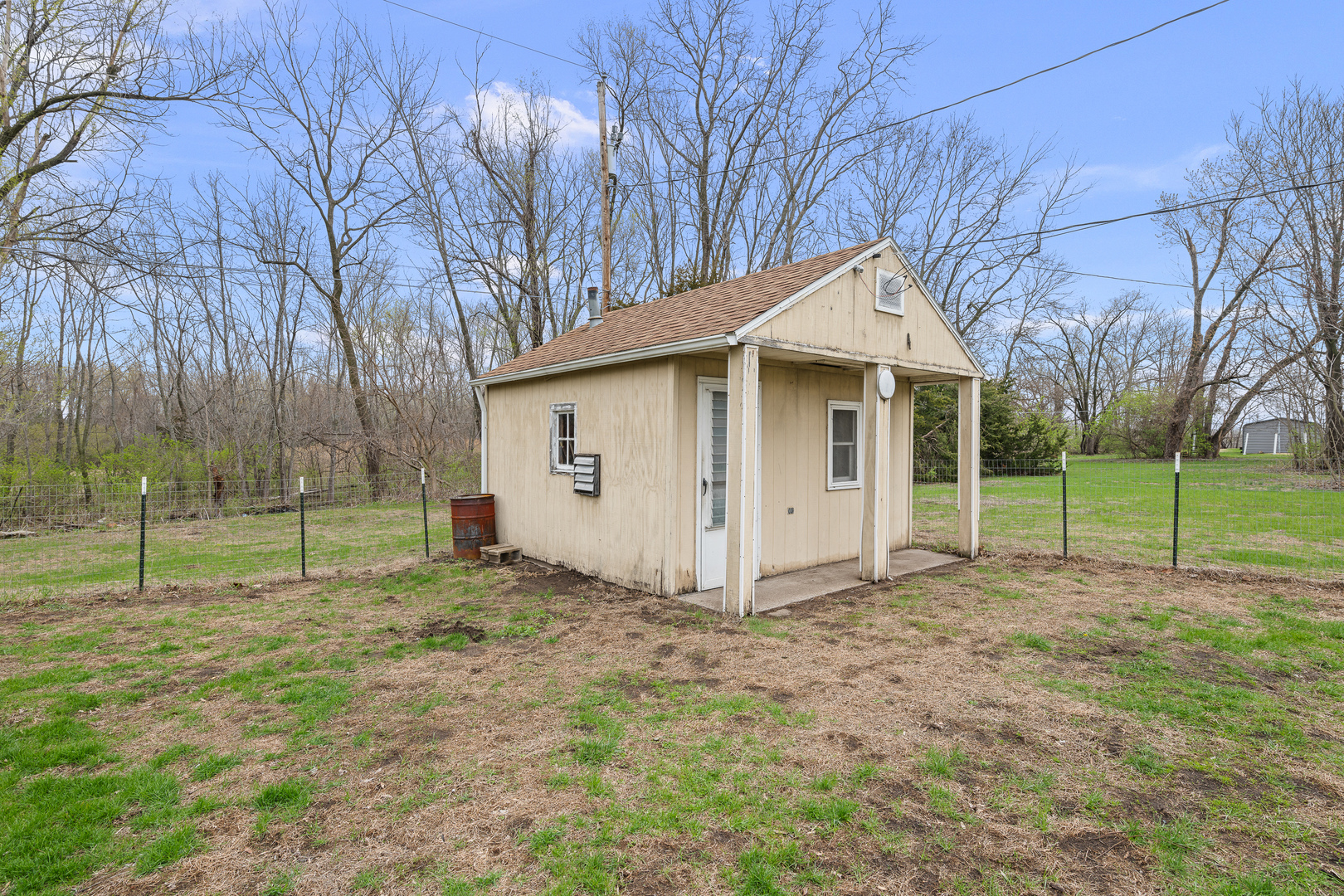 4101 5th Avenue East Moline, IL 61244 - Photo 9 of 36 a view of a house with backyard