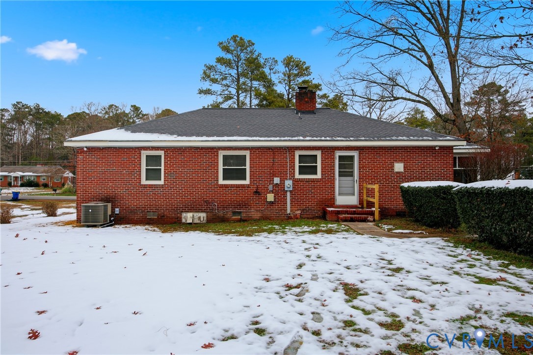 3225 Lakewood Road Glen Allen, VA 23060 - Photo 28 of 43 a backyard of a house with potted plants and large tree