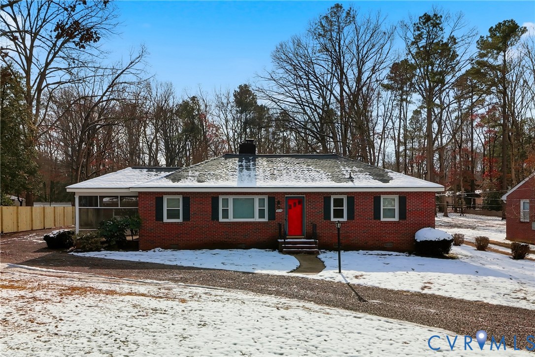 3225 Lakewood Road Glen Allen, VA 23060 - Photo 33 of 43 a front view of a house with a garden
