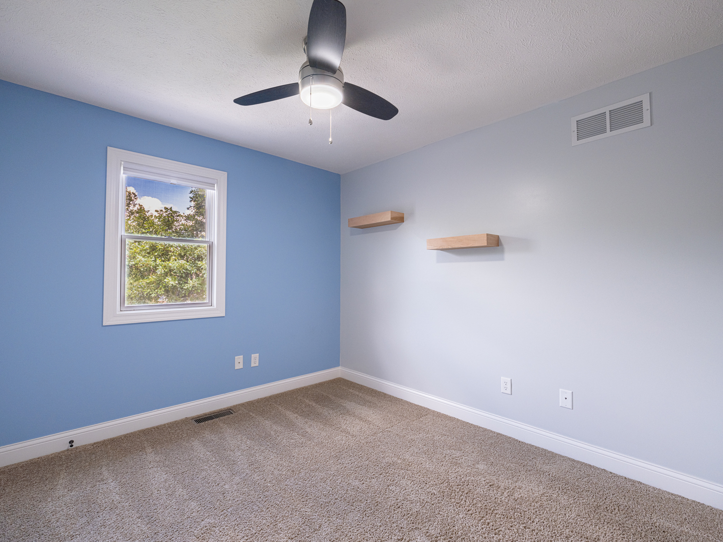 25 Greenbriar Road Mackinaw, IL 61755 - Photo 37 of 51 an empty room with a window