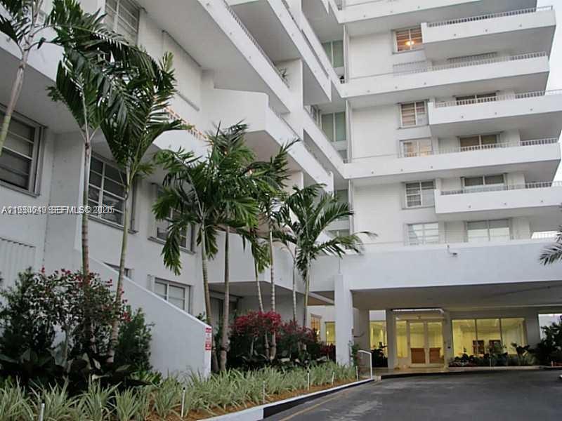 199 Ocean Ln Drive, Unit 102 Key Biscayne, FL 33149 - Photo 23 of 26 a front view of a building