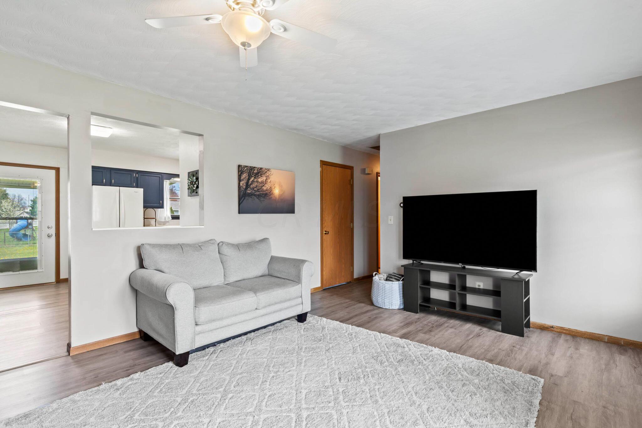 500 Goose Pond Road Newark, OH 43055 - Photo 9 of 20 Living Room