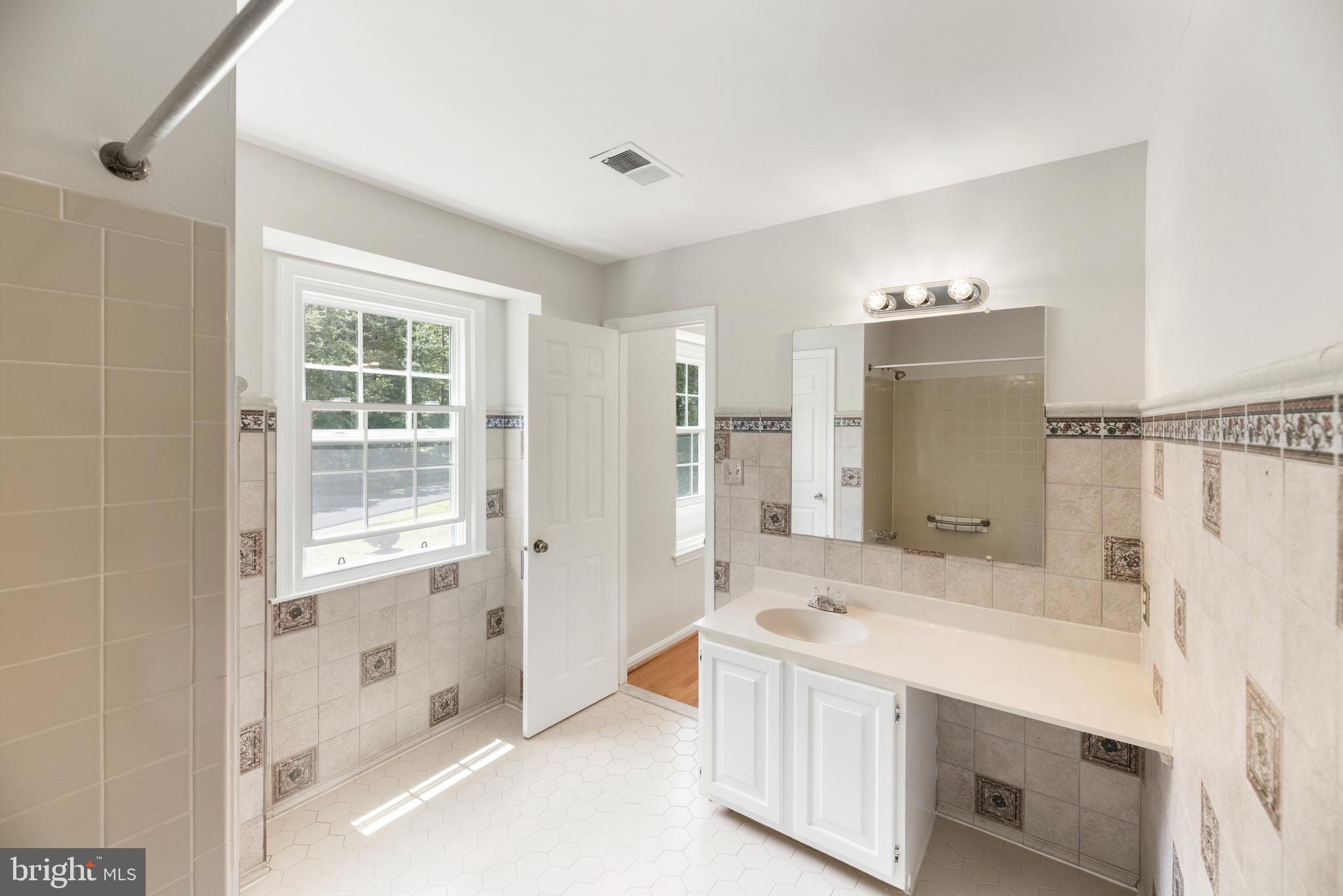 10906 Equestrian Court Reston, VA 20190 - Photo 22 of 36 Primary en-suite bathroom.