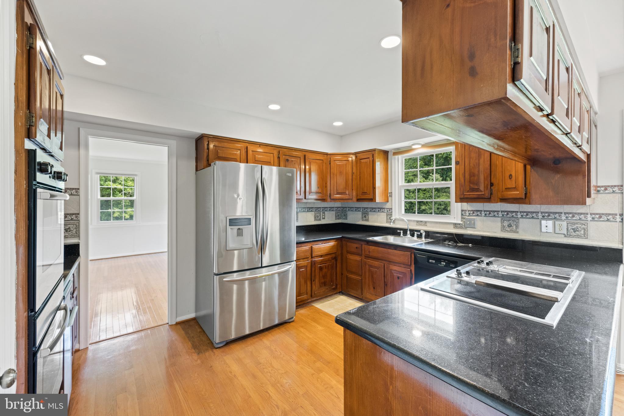 10906 Equestrian Court Reston, VA 20190 - Photo 8 of 36 Kitchen with peninsula and granite countertops.