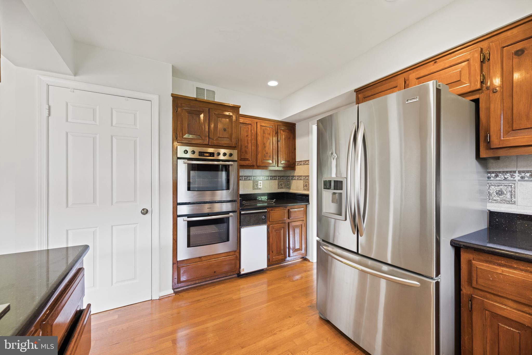 10906 Equestrian Court Reston, VA 20190 - Photo 10 of 36 Stainless double-oven.
