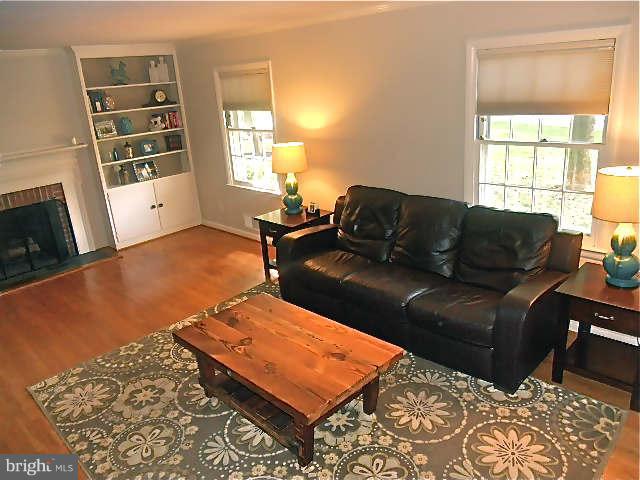904 Huntsman Road Baltimore, MD 21286 - Photo 8 of 29 Living Room