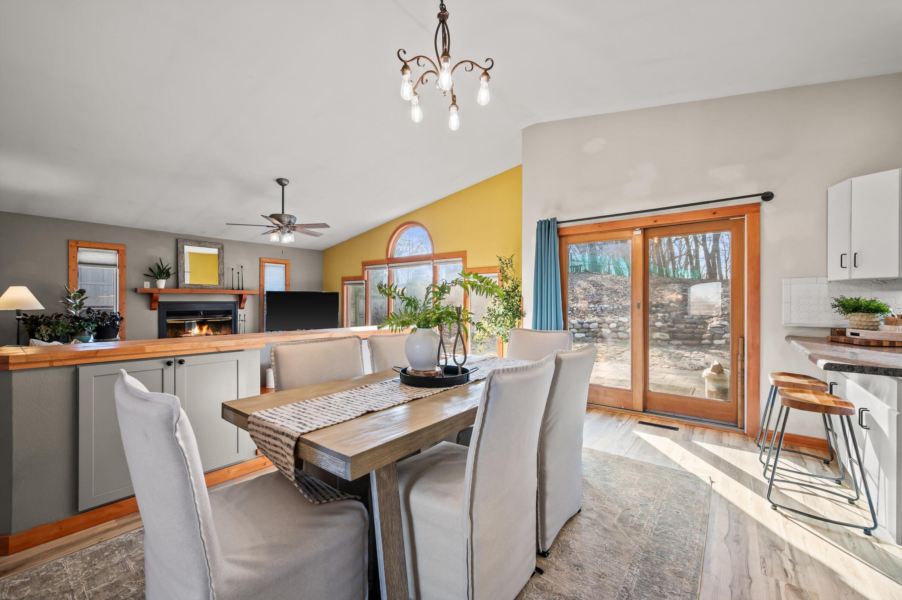 1130 Green Tree Road West Bend, WI 53090 - Photo 5 of 47 Dining Area