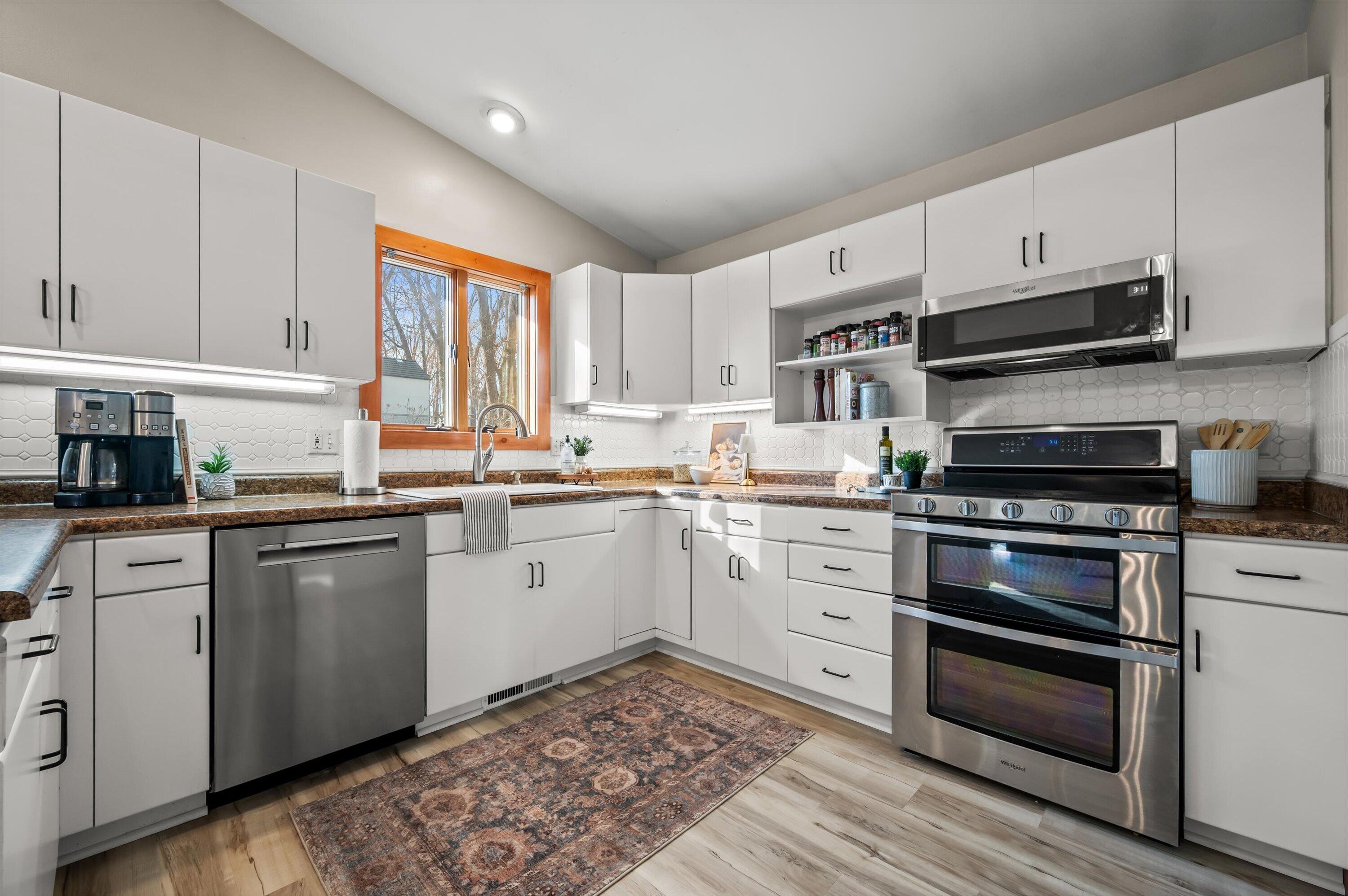 1130 Green Tree Road West Bend, WI 53090 - Photo 7 of 47 Kitchen