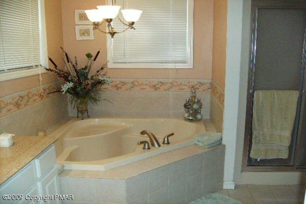 76 Ravenhill Road Tamiment, PA 18371 - Photo 7 of 32 Master Bath Garden Tub
