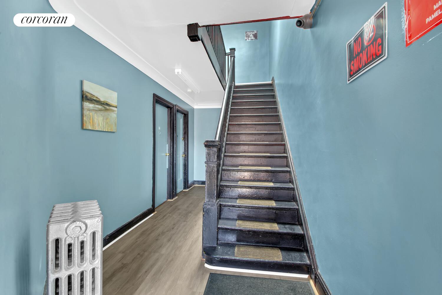 95-07 Cresskill Place Queens, NY 11435 - Photo 22 of 40 a view of entryway