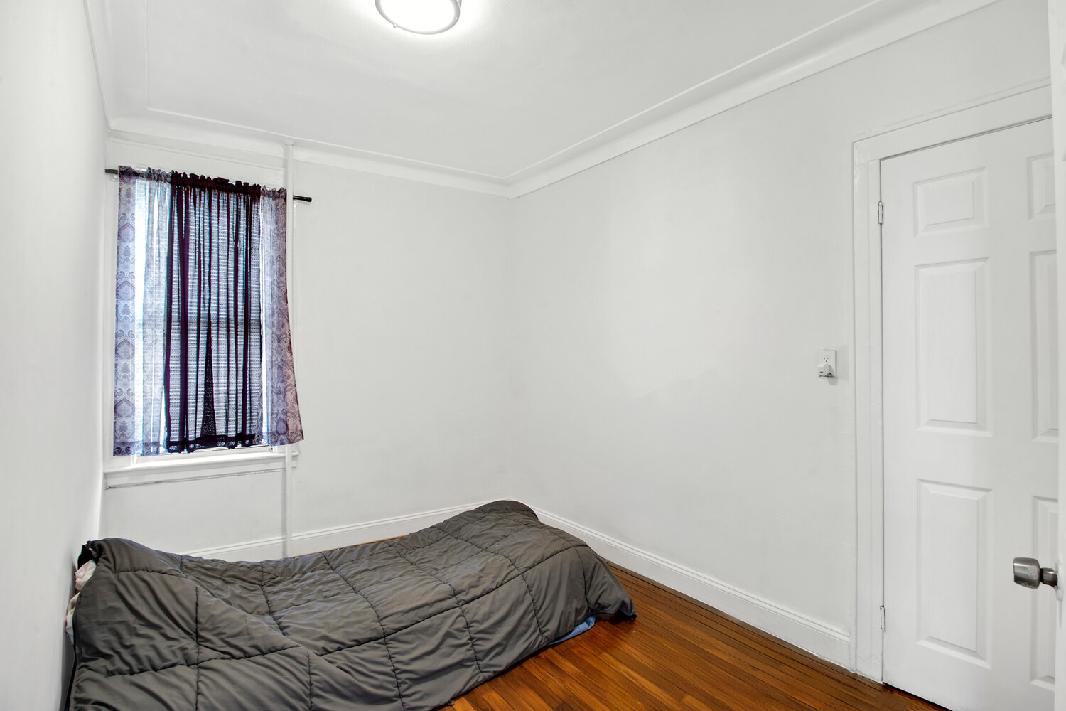 95-07 Cresskill Place Queens, NY 11435 - Photo 26 of 40 a bedroom with a bed and a window