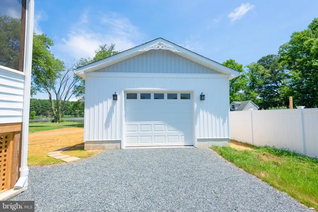 a front view of house with yard and garage