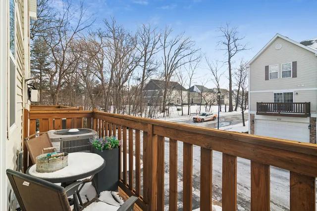 $400,000 | 782 West Misty Drive, Palatine, IL 60074