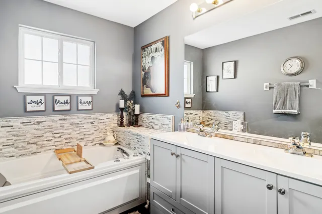 $400,000 | 782 West Misty Drive, Palatine, IL 60074