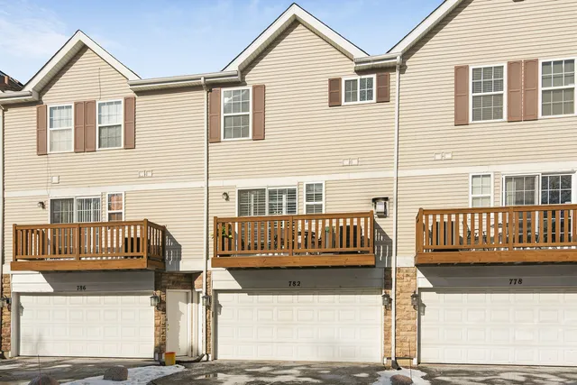 $400,000 | 782 West Misty Drive, Palatine, IL 60074