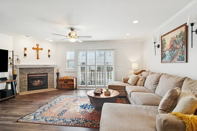 $400,000 | 782 West Misty Drive, Palatine, IL 60074