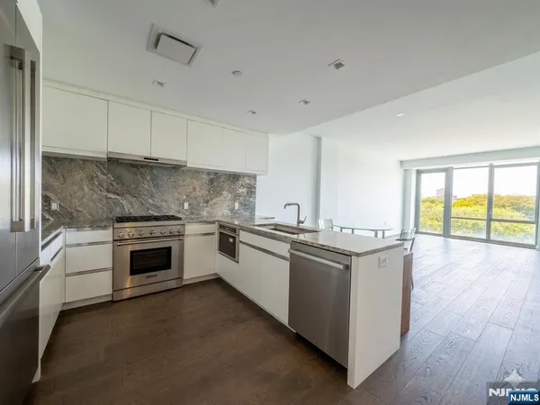 $4,700 | 320 Adolphus Avenue, Unit 706, Cliffside Park, NJ 07010