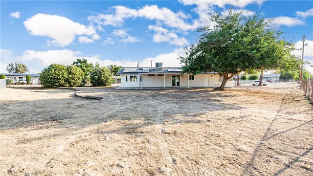 a view of a yard with a house