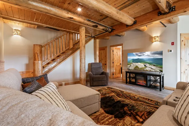 $1,899,000 | 366 Glades View Avenue, Newry, ME 04261