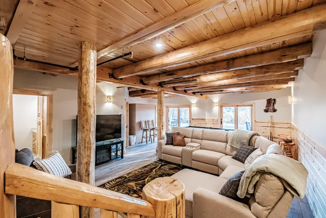 $2,100,000 | 366 Glades View Avenue, Newry, ME 04261