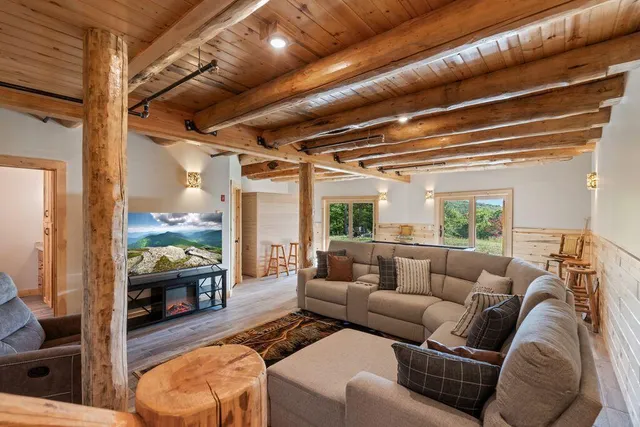 $1,899,000 | 366 Glades View Avenue, Newry, ME 04261