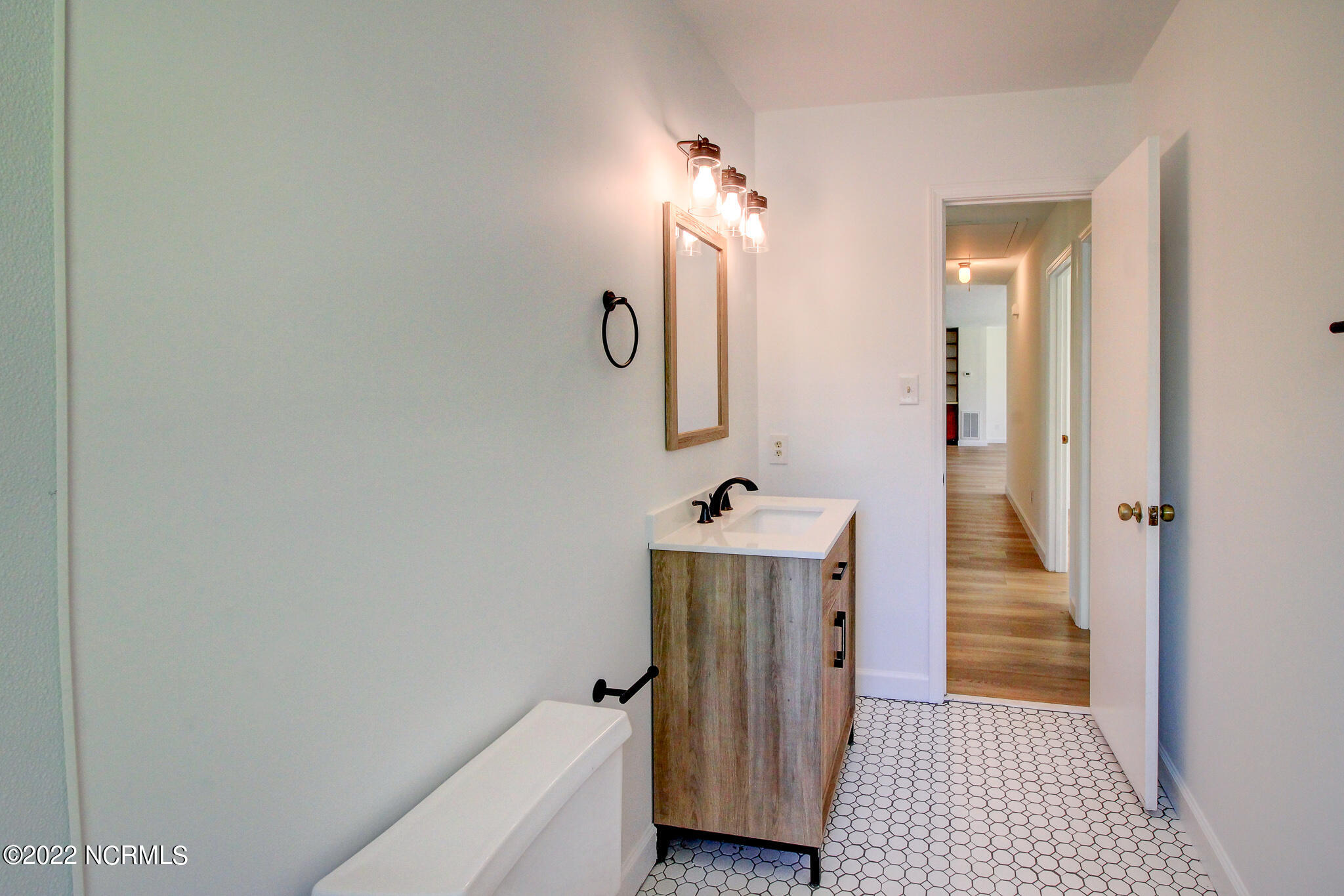 3104 Country Club Road Morehead City, NC 28557 - Photo 26 of 48 Hall Full Bath